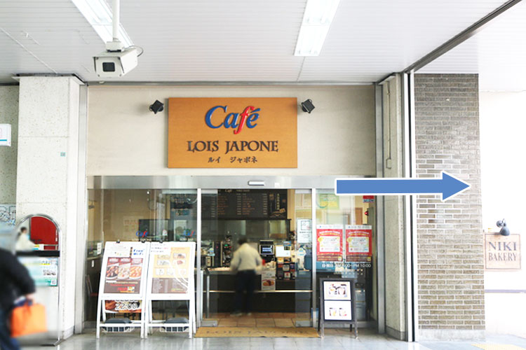 綾瀬駅の西口改札を出ましたら右へお進みください