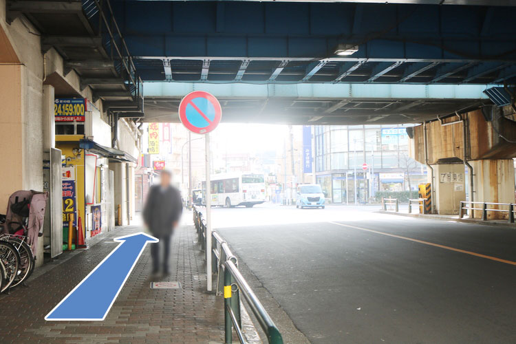 高架下を直進