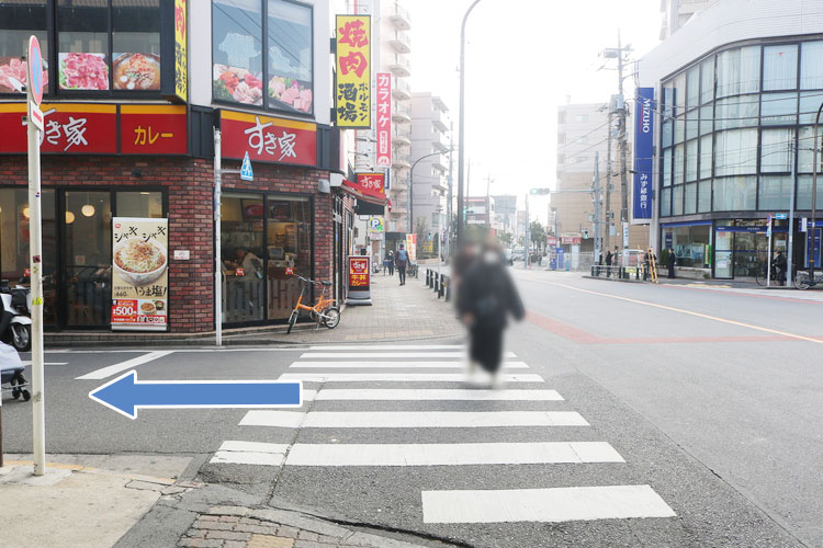 すき家の手前を左折