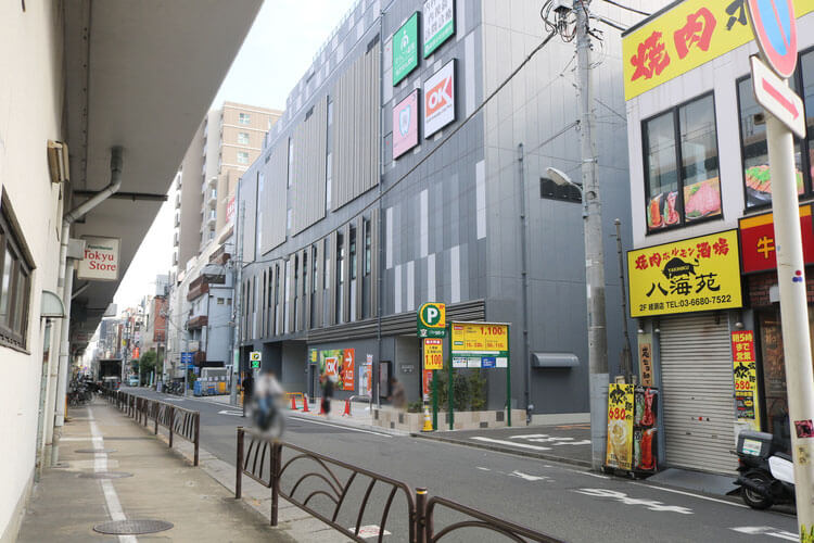 グレーの建物内にお入りください